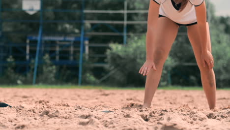 Eine-Volleyballspielerin-Schlägt-Im-Herbst-Den-Ball-In-Zeitlupe-Am-Strand